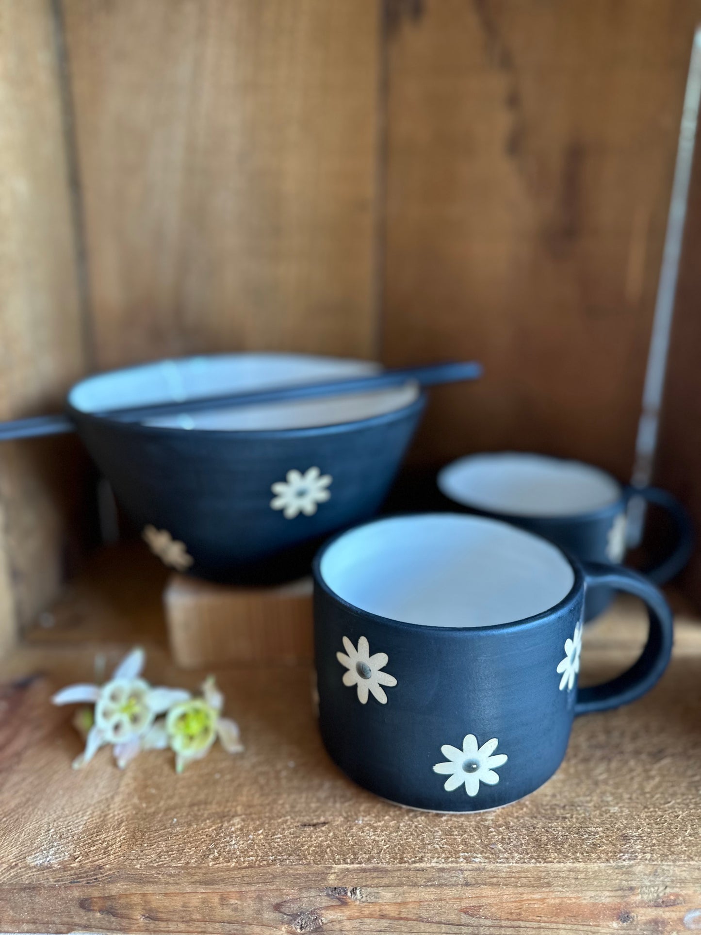 Daisy Mug ~ black, white