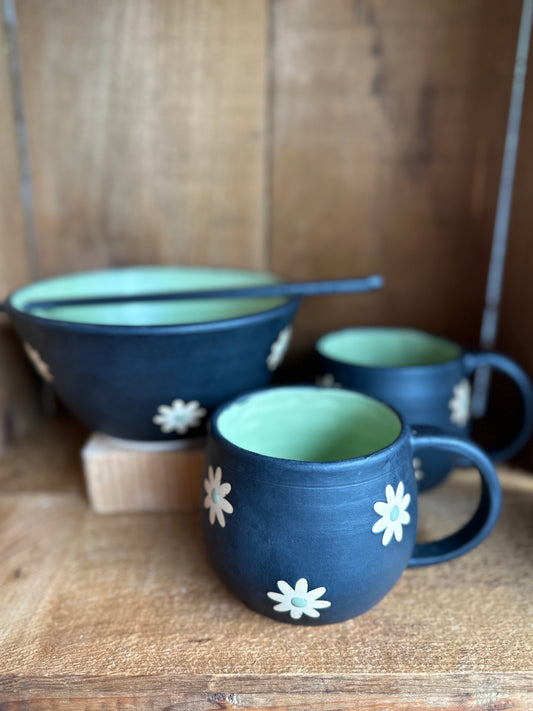 Daisy Mug ~ black, meadow